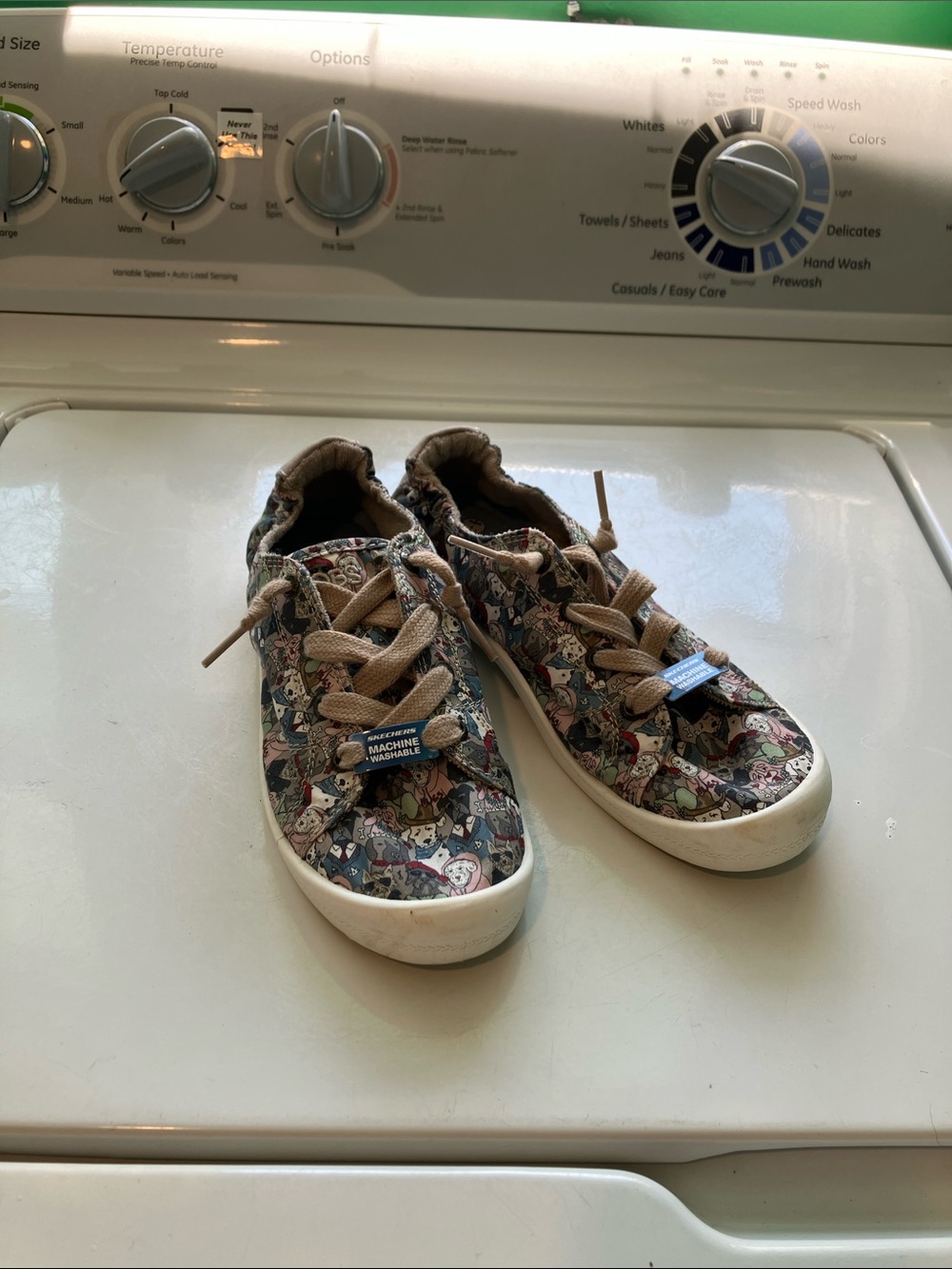 Women’s Bob Skechers puppy dog print canvas shoes sneakers size 7.5 slip on